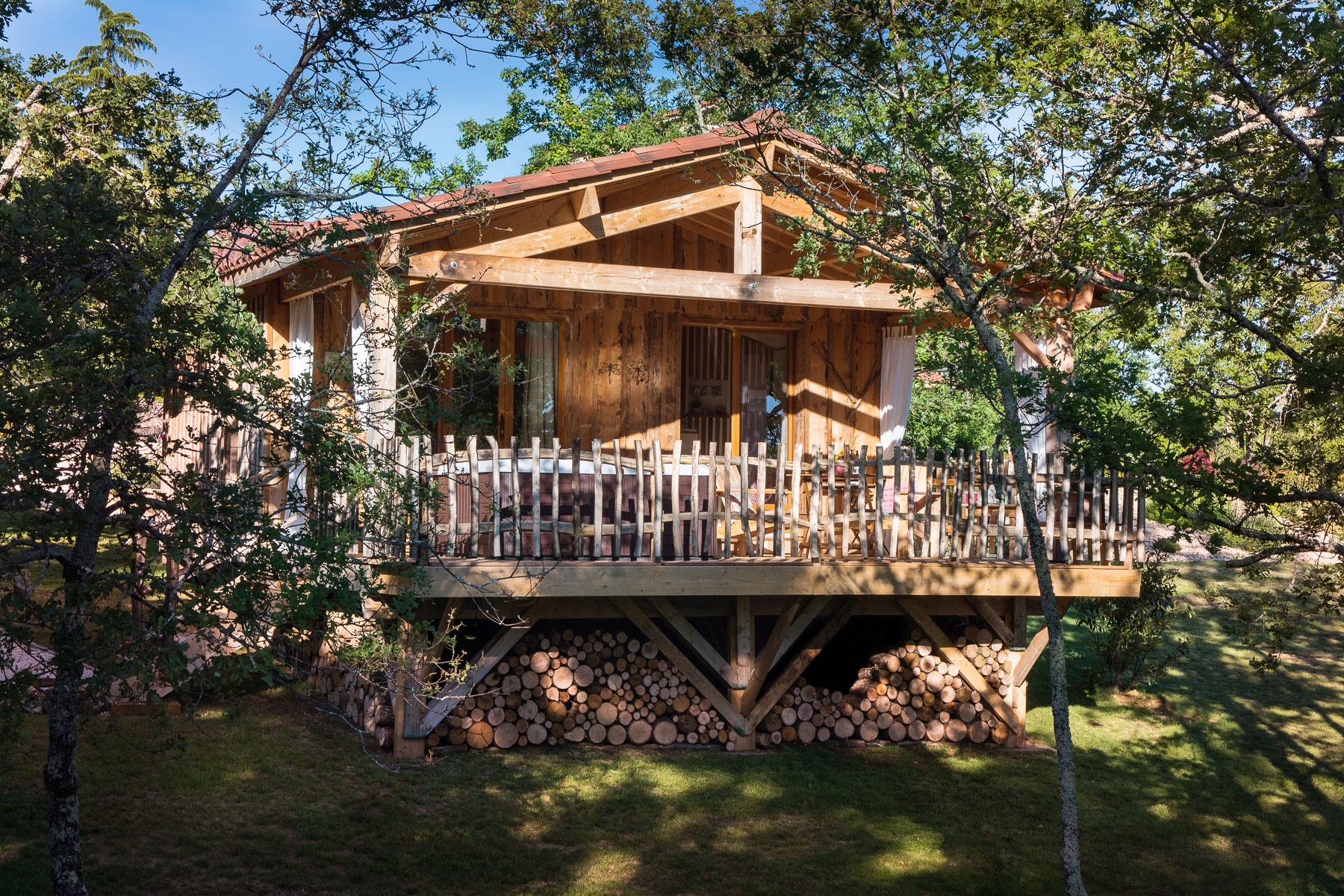 CABANE DE CHARME AVEC SPA PRIVATIF EN TERRASSE 